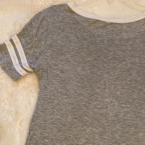 Atticute Short sleeve scoop neckline light gray w white trim soft Tee curved hem - Picture 10 of 11